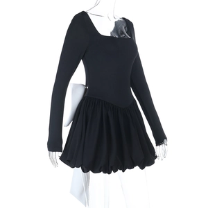 Détail d'une robe noire à col carré avec un grand nœud blanc contrastant dans le dos