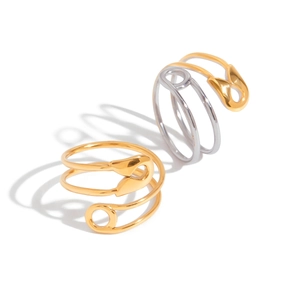 Dettaglio degli anelli a spirale a forma di spilla da balia in oro e argento