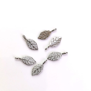 Cinq pendentifs feuilles en argent sertis de cristaux, détails recto-verso soignés