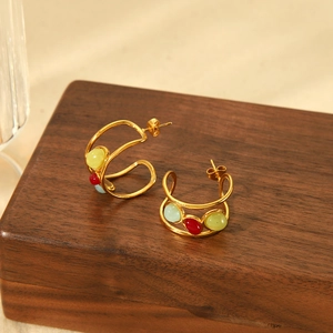 Boucles d'oreilles vintage C en plaqué or 18K avec trois pierres de couleur sur bois