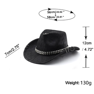 Détail d'un chapeau de cowboy noir avec des clous argentés et un anneau sur le bord