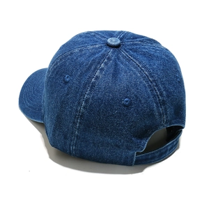 Détails de casquette en denim bleu foncé avec œillets brodés et sangle réglable au dos