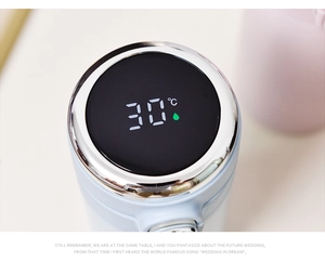 Close-up of smart vacuum flask lid showing 30°C digital LED temperature display