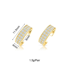 Vue détaillée des boucles d'oreilles dorées avec dimensions 11,5 mm et 9 mm et strass