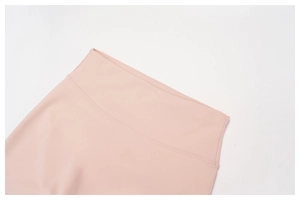 Gros plan du legging rose taille haute montrant les coutures et la texture du tissu