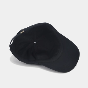 Vue détaillée de l'intérieur d'une casquette noire montrant les coutures et la boucle