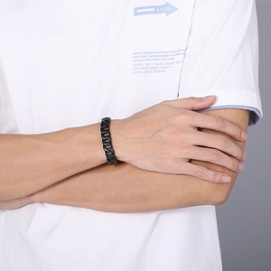 Detailansicht eines 12mm schwarz-matten Edelstahl-Panzerarmbands am Handgelenk eines Mannes