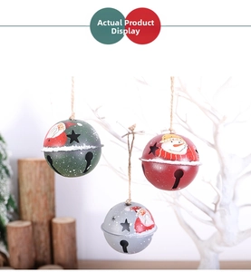 Détail de cloches de Noël en métal ajourées avec motifs de Père Noël et bonhomme de neige