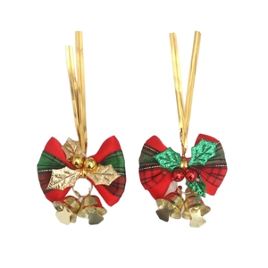 Lot de nœuds de Noël à carreaux avec cloches dorées et baies rouges sur fond blanc
