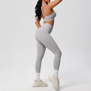 Detalle del conjunto de yoga gris claro que muestra el sujetador deportivo y el legging alto