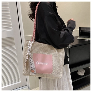 Détail du sac cabas en paille beige avec patch Summer rose et foulard en soie décoratif