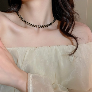 Detailansicht eines vergoldeten Perlen-Chokers, getragen am Hals eines Models