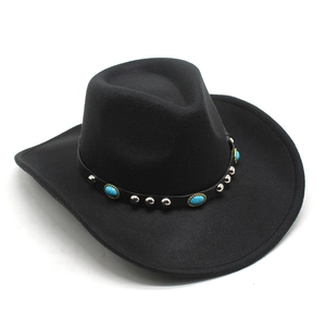 Détail d'un chapeau de cowboy noir en feutre avec pierres turquoise et rivets argentés