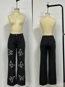 Detailansicht der Schmetterlingsmuster auf schwarzer High-Waist-Jeans im geraden Schnitt