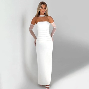 Elegante abito lungo bianco senza spalline con guanti velati coordinati in vista studio