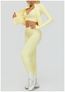 Vue détaillée de l'ensemble de yoga 3 pièces jaune clair avec veste et legging
