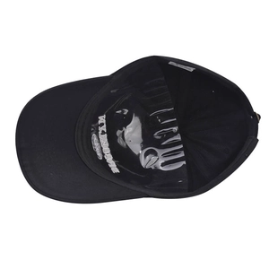 Détail de la structure interne de la casquette avec support de forme et étiquettes