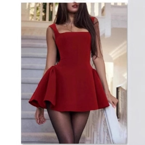 Abito mini senza maniche rosso scuro con scollo quadrato e gonna a pieghe