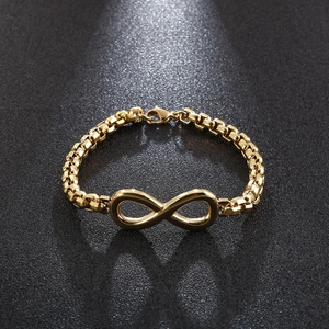 Detail eines Unendlichkeitssymbols an einem goldenen Gliederkette-Armband für Herren