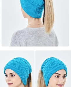 Detail der blauen Pferdeschwanz-Strickmütze mit V-Muster und verstellbarem Kordelzugverschluss