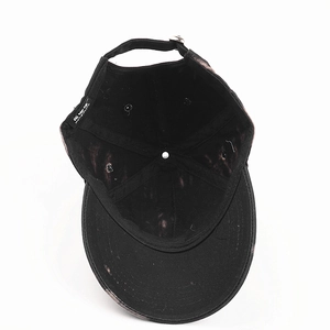 Casquette de baseball tie-dye noire vue intérieure avec boucle réglable en métal et coton