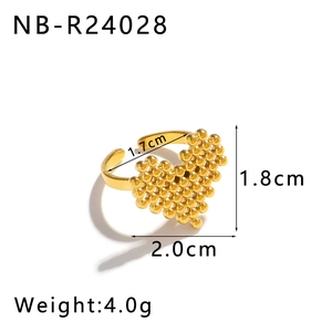 Dettaglio anello a cuore dorato con dimensioni 2,0x1,8cm e specifica di peso di 4,0g