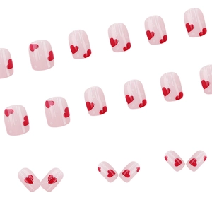 Rosa und weiße Punkt-Nagelsticker mit roten Herz-Designs für einen süßen Mädchenstil