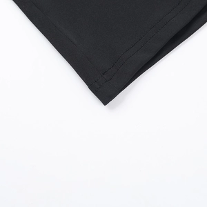 Vue détaillée de la couture plate à double aiguille sur une robe en tissu noir