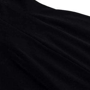 Gros plan détaillé sur la texture du velours noir doux pour robe de soirée à épaulettes
