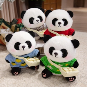 Set mit 4 Panda Plüschtieren in bunten Strickpullovern und kleinen Umhängetaschen