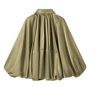 Makroaufnahme der olivgrünen Satinjacke mit hochwertigem Stoff und plissiertem Rückendesign