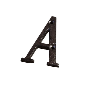 Lettera A maiuscola decorativa in ghisa con fori di montaggio su sfondo bianco