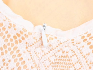 Nahaufnahme von weißem Spitzenstoff mit nahtlosem verdecktem Reißverschluss am Kleid