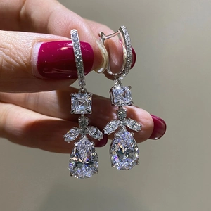 Glinsterende Witgoud Vergulde Koperen Zirkonia Hangoorbellen Peer Waterdruppel Bloem Blad Vorm Luxe Bruiloft Sieraden