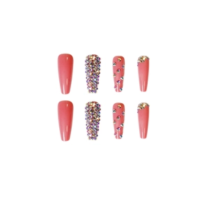 Faux ongles rose corail en forme de cercueil avec strass de luxe sur fond blanc