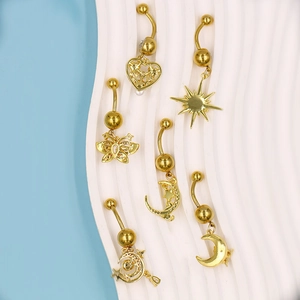 Bauchpiercing-Set in Gold mit Schmetterling und Herz auf weißem Hintergrund