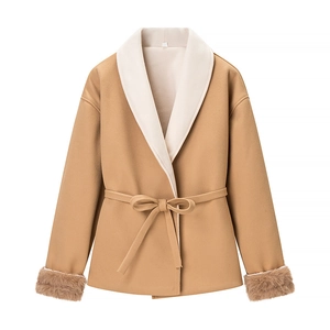 Elegante cappotto di lana cammello con revers bianchi, cintura e polsini in pelliccia finta