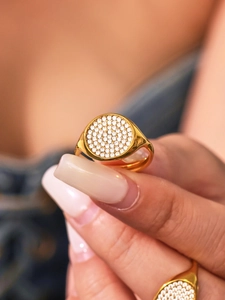 Nahaufnahme des vergoldeten Rings mit funkelnden 5A-Zirkonia und modernem Herz-Design
