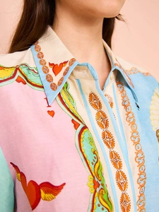 Detail von Reverskragen mit Herzmuster und rosa-blauer Patchwork-Struktur des Kleides
