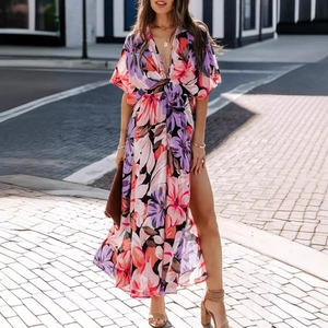 Robe longue fleurie avec décolleté en V profond, fente haute et lien à la taille