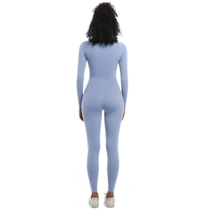 Vue arrière du combiné de yoga bleu clair à manches longues montrant la coupe ajustée