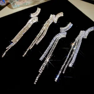 Orecchini geometrici eleganti con pietre di zircone e lunghe nappe argentate