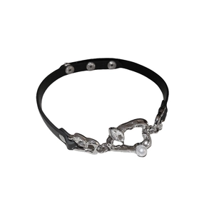 Collier ras du cou en similicuir noir avec perle goutte irrégulière et métal argenté