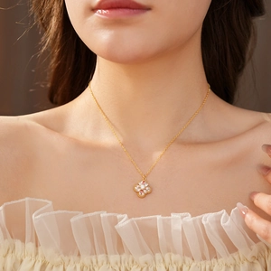 Nahaufnahme einer eleganten Goldblumen-Halskette mit Zirkonia an einem Model