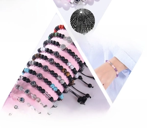 Détail du bracelet en perles de pierre avec projection de Je t'aime en 100 langues