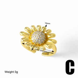 Macro view of gold plated daisy ring showing 15mm flower diameter and 17mm inner size