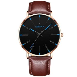 Détail de la montre à quartz avec bracelet en cuir marron, boîtier or rose et cadran noir