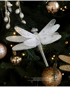 Libellula argentata glitterata con ali in velo e strass decorata sull'albero di Natale