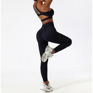 Détail du legging de yoga noir à taille haute avec effet galbant sur le fessier