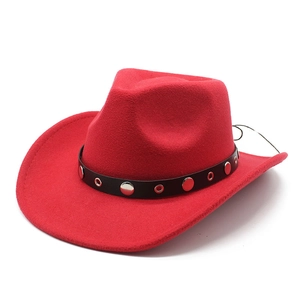 Seitenansicht des roten Woll-Cowboyhuts mit schwarzem Lederband und Silbernieten